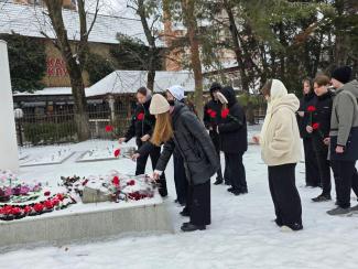 патриотическое воспитание сош 53, возложение цветов к памятникам учащимися школы 53